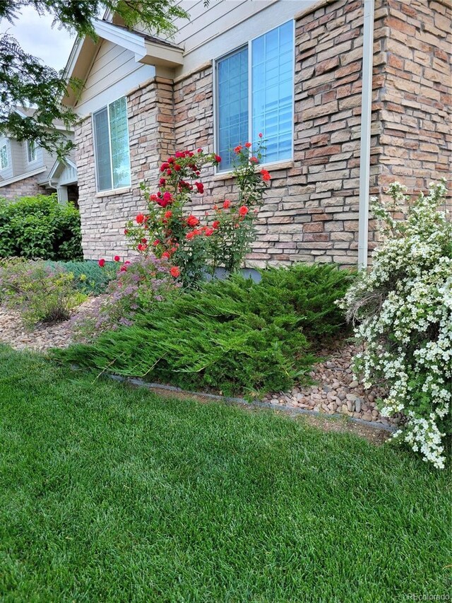 view of side of property featuring a lawn