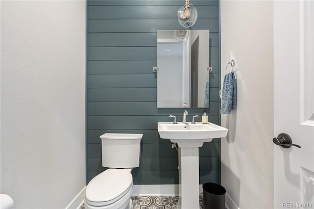 8691 S Sicily Ct, Aurora, CO 80016 - bathroom featuring toilet, baseboards, and a sink