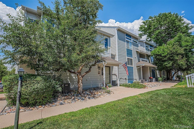 19192 E Wyoming Pl Unit 105, Aurora, CO 80017 - view of front facade featuring a front lawn