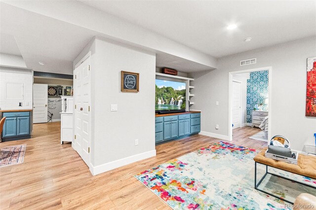 17335 W 94th Ave, Arvada, CO 80007 - living room featuring light wood-style flooring, baseboards, and recessed lighting