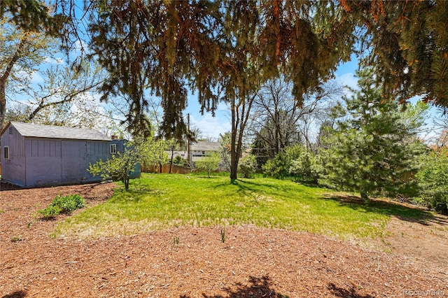 view of grassy yard featuring an outbuilding