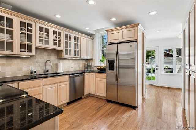 kitchen with stainless steel appliances, a sink, light brown cabinetry, tasteful backsplash, and recessed lighting