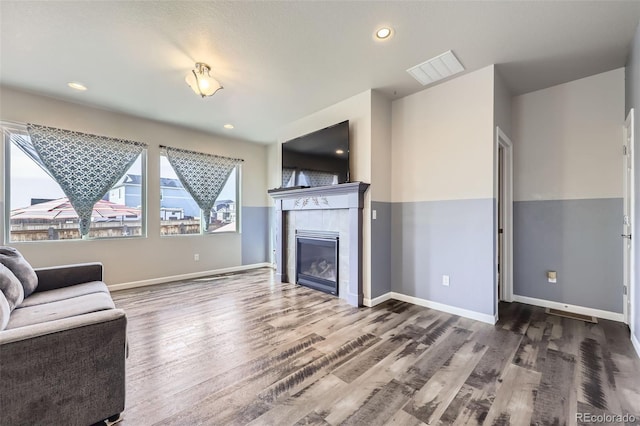 6924 E 118th Pl, Thornton, CO 80233 - living room featuring wood finished floors, a fireplace, baseboards, and recessed lighting