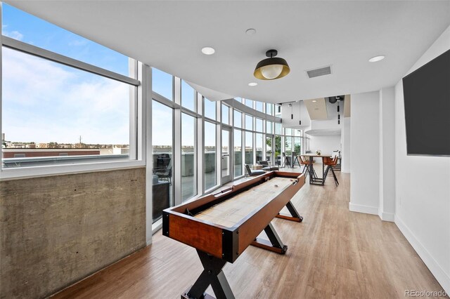 playroom with visible vents, baseboards, light wood-style flooring, floor to ceiling windows, and recessed lighting