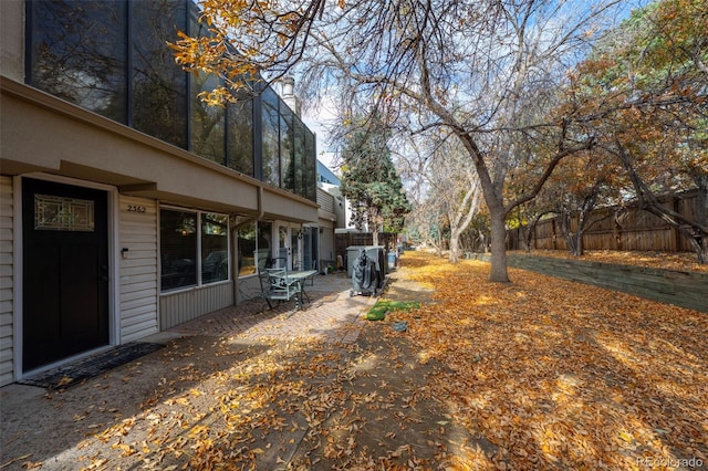 view of yard featuring a patio