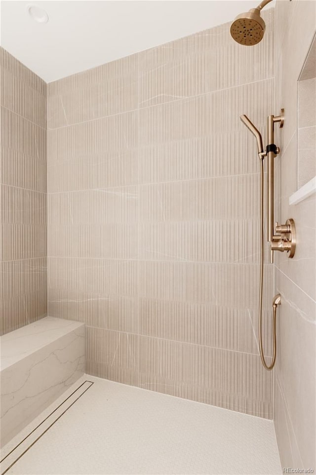 bathroom featuring tiled shower