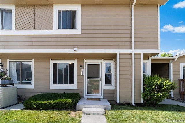 view of front facade featuring a front lawn