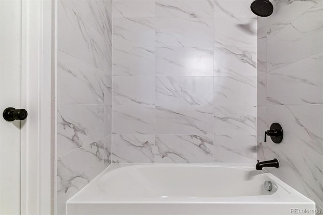 bathroom featuring tiled shower / bath combo