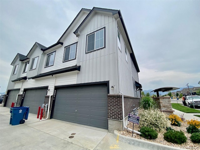 view of front facade featuring a garage