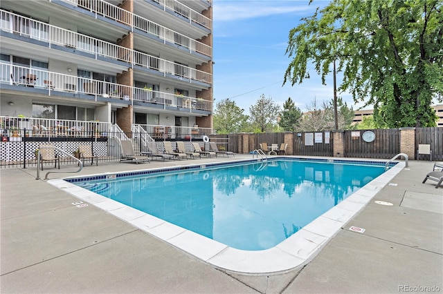 view of swimming pool