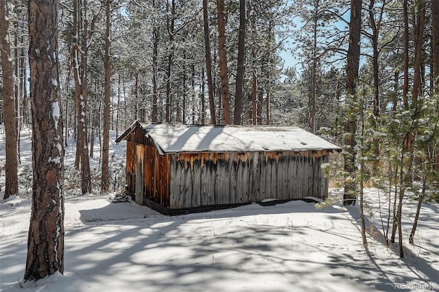 exterior space featuring an outbuilding