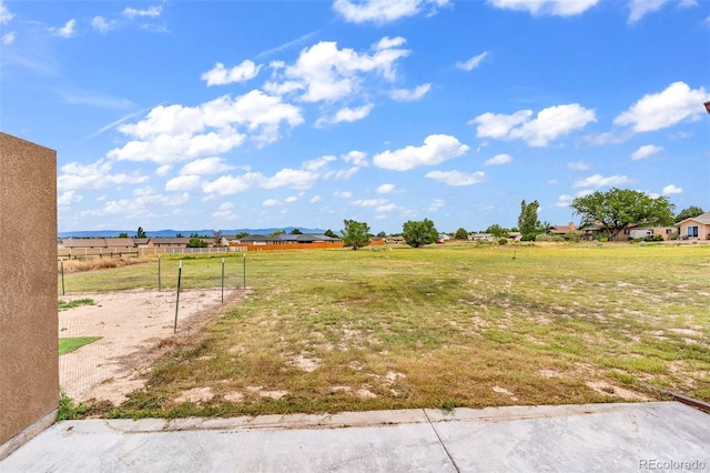 view of yard featuring a rural view