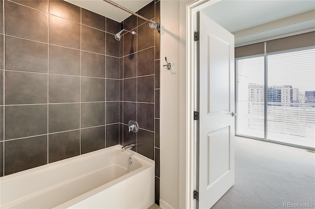 bathroom with tiled shower / bath