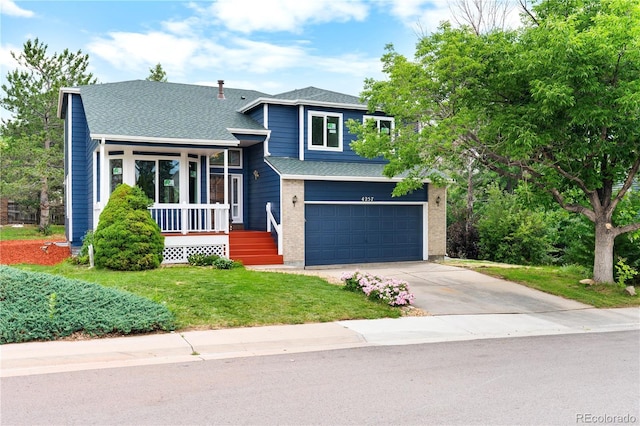 4257 S Andes Way, Aurora, CO 80013 - tri-level home featuring a front lawn, an attached garage, a porch, driveway, and a shingled roof