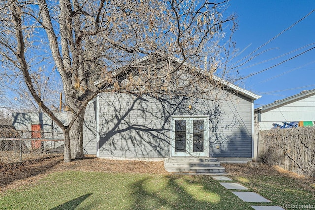 view of front facade with a front yard