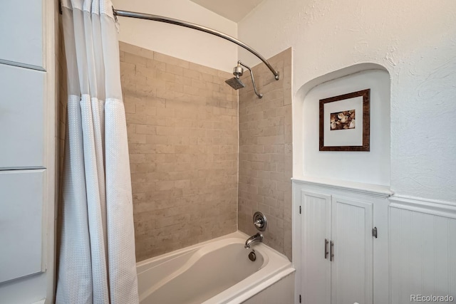 bathroom with shower / tub combo with curtain