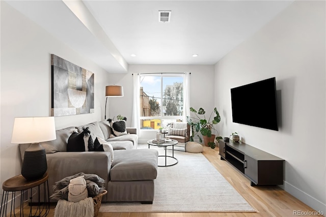 living area featuring light wood-type flooring, recessed lighting, baseboards, and visible vents