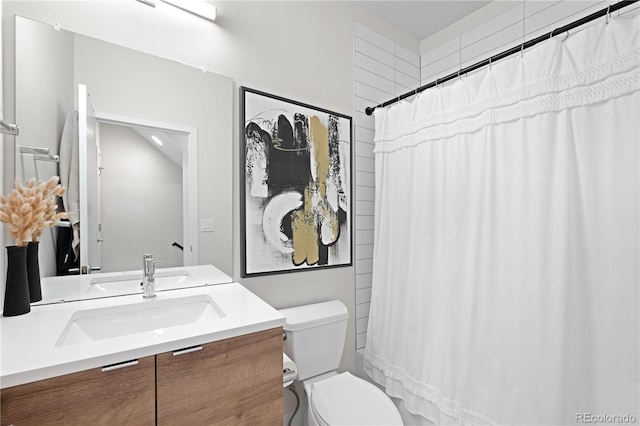 bathroom with toilet, a shower with shower curtain, and vanity