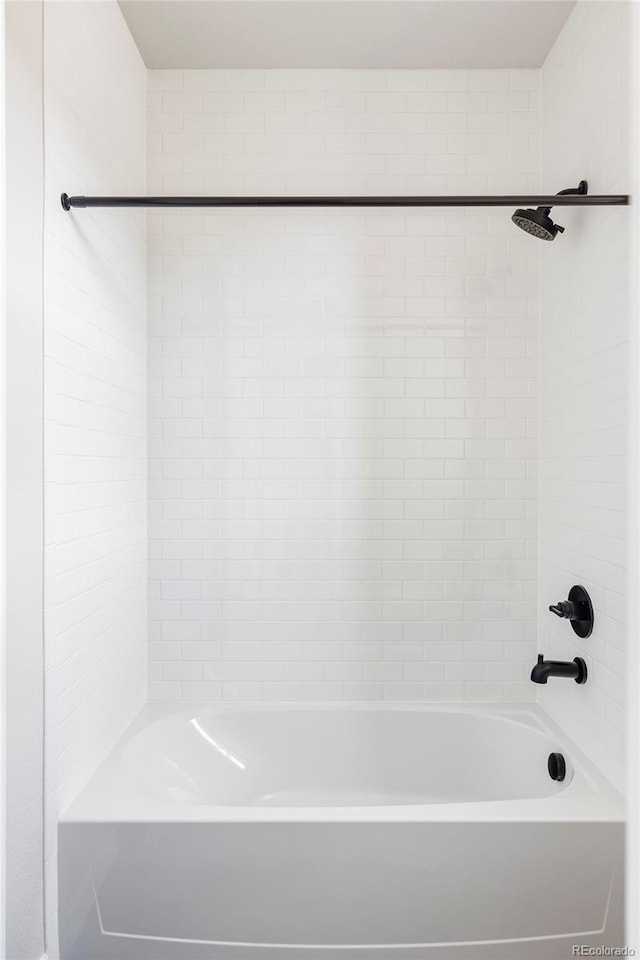 bathroom with tiled shower / bath combo