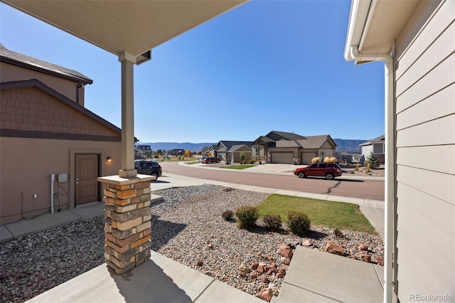 view of yard with a mountain view