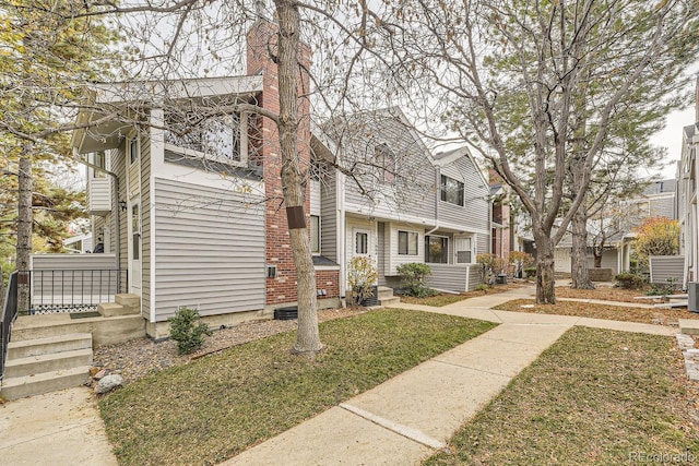 view of front of property with a front yard