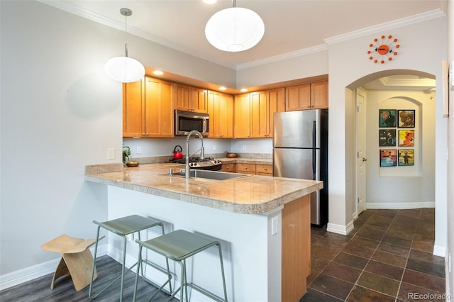 kitchen featuring crown molding, kitchen peninsula, stainless steel appliances, and hanging light fixtures