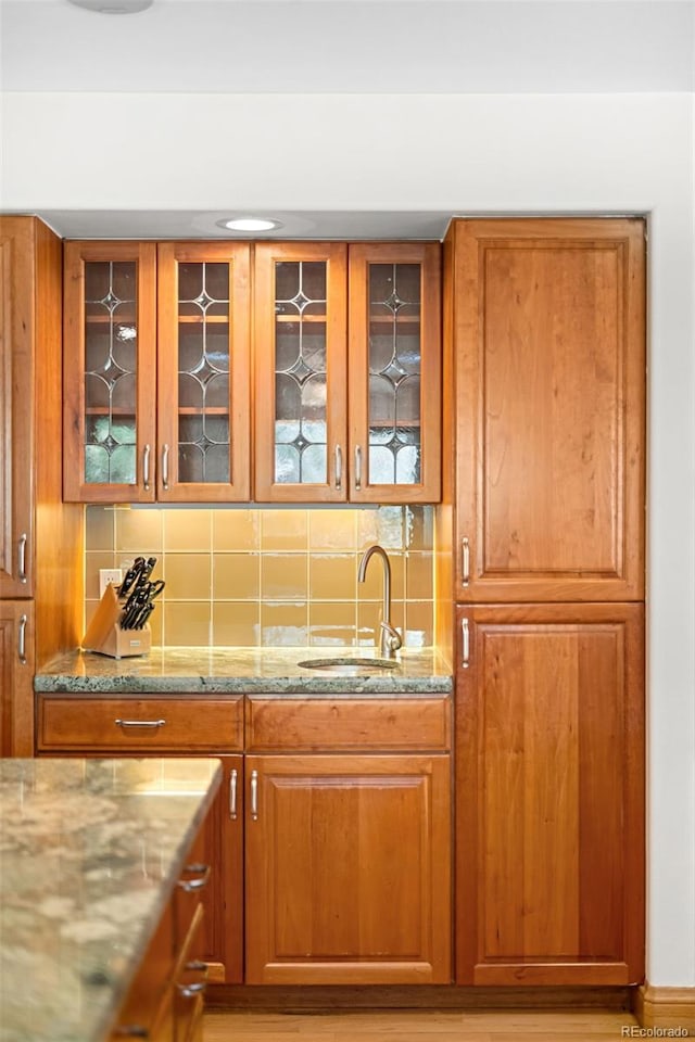 bar featuring wet bar, tasteful backsplash, and a sink