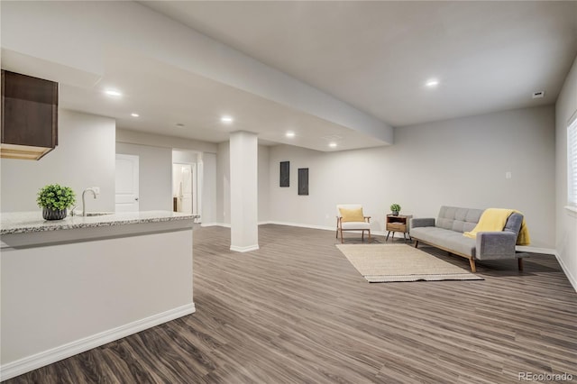 living room with dark wood-style floors, recessed lighting, and baseboards