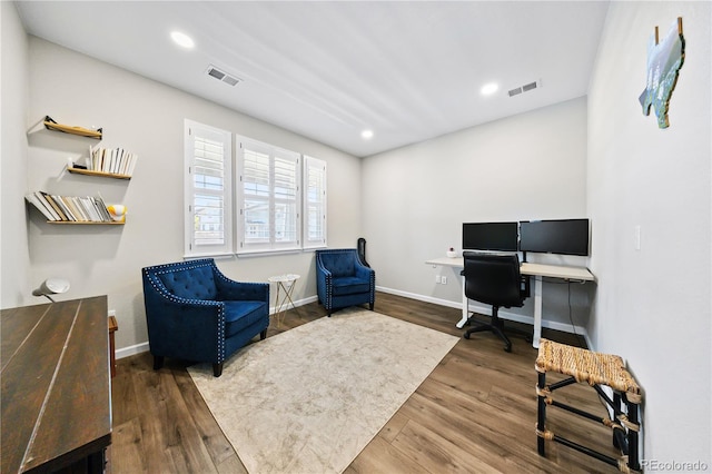 1925 Peregrine Dr, Brighton, CO 80601 - living area featuring wood finished floors, recessed lighting, and a desk