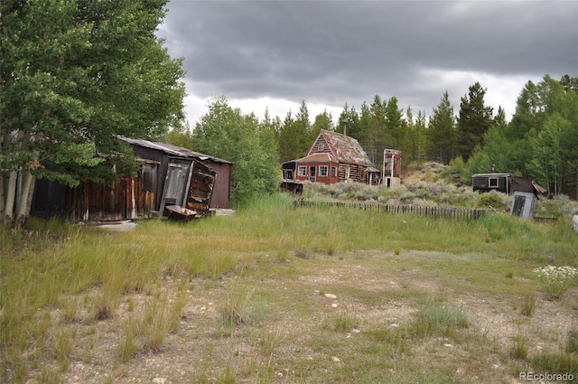 view of yard featuring a storage unit