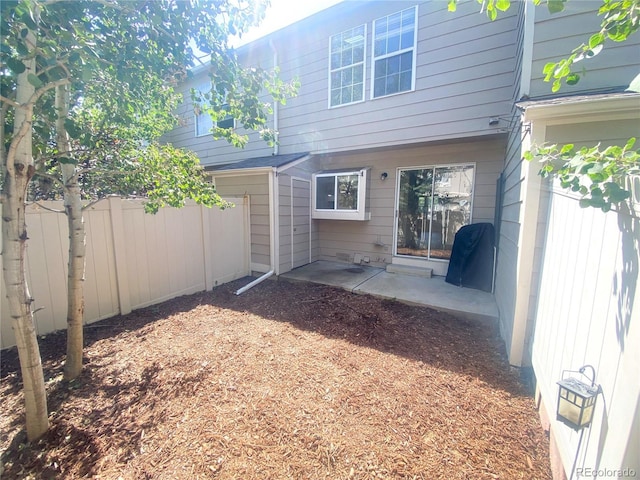 view of yard featuring a patio area