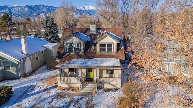 view of front of property featuring a mountain view