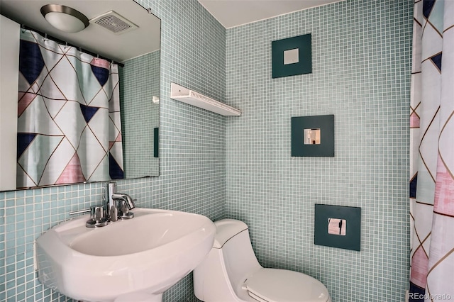 500 E 11th Ave Unit 101, Denver, CO 80203 - bathroom featuring tile walls and curtained shower