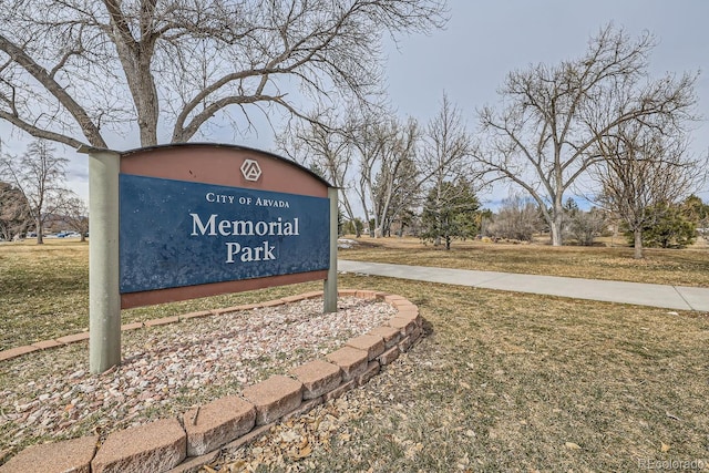 community sign with a yard