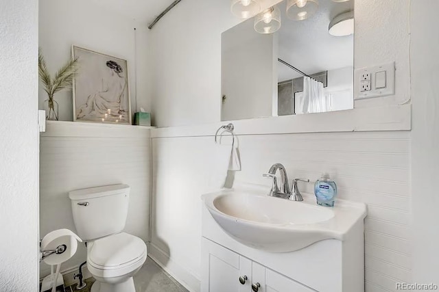 bathroom with vanity, a shower with shower curtain, and toilet