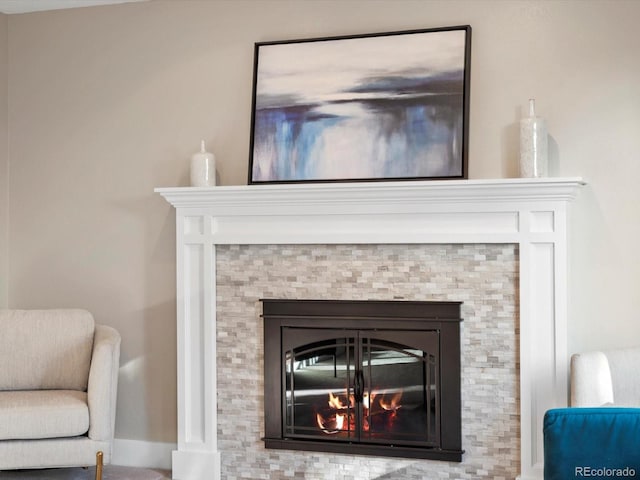 details featuring a glass covered fireplace