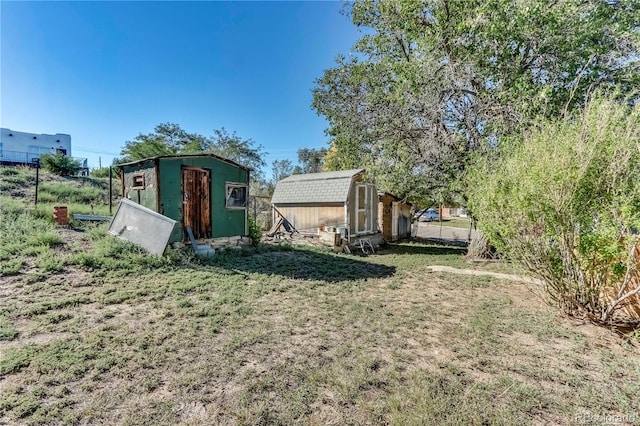 view of yard featuring a storage shed