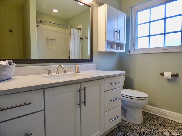 bathroom with vanity, toilet, recessed lighting, baseboards, and curtained shower