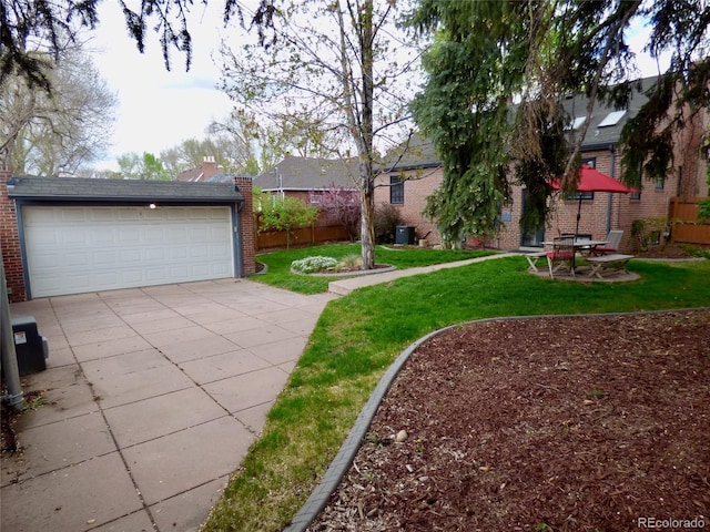 view of yard featuring fence and a detached garage