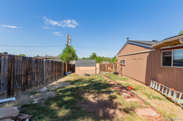 view of yard with a storage unit