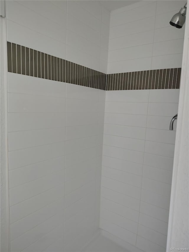 interior details with a tile shower