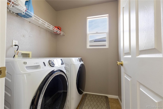 washroom with laundry area, tile patterned floors, baseboards, and independent washer and dryer