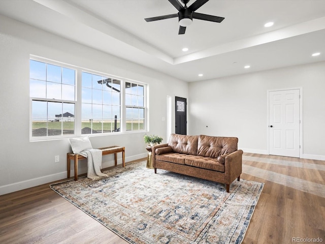 living room with baseboards, a ceiling fan, wood finished floors, and recessed lighting