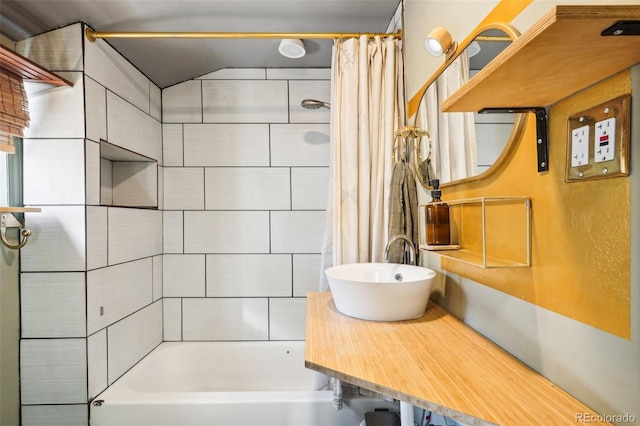 bathroom featuring sink and shower / bath combo