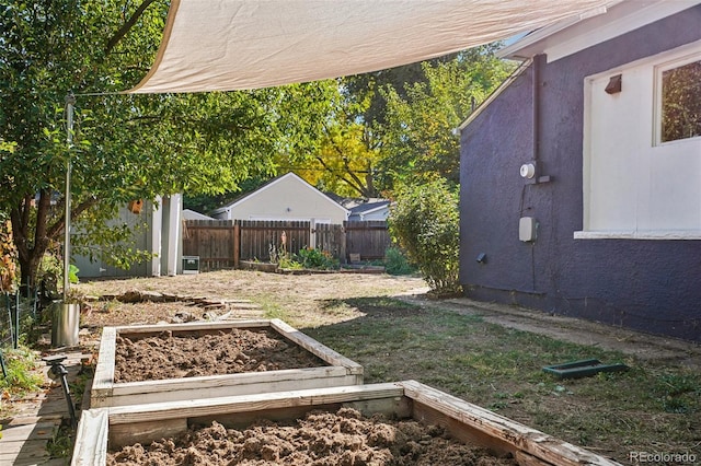 view of yard with a storage unit