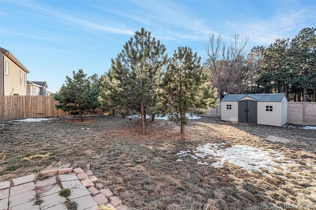 view of yard featuring a shed