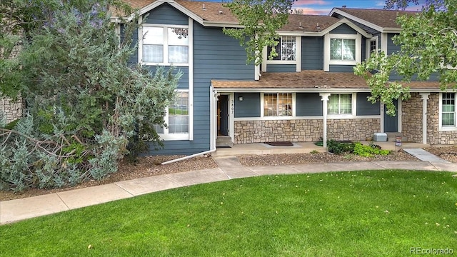 view of front of house featuring a lawn