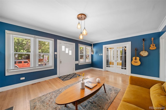 living room featuring crown molding, plenty of natural light, and hardwood / wood-style flooring