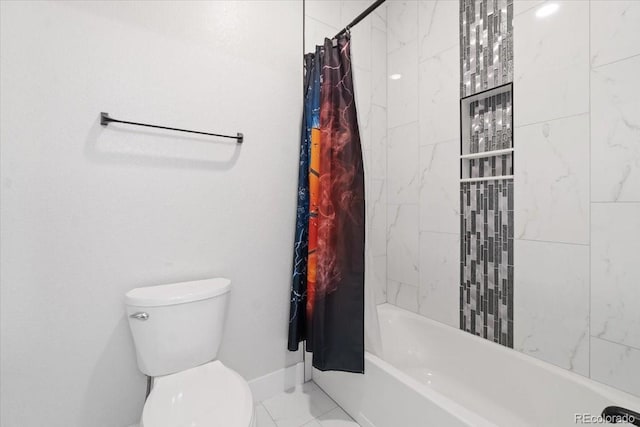 27250 E Nova Cir, Aurora, CO 80016 - full bath featuring shower / tub combo with curtain, toilet, and baseboards