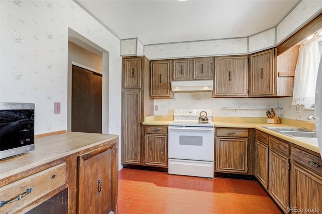 kitchen featuring electric stove and sink